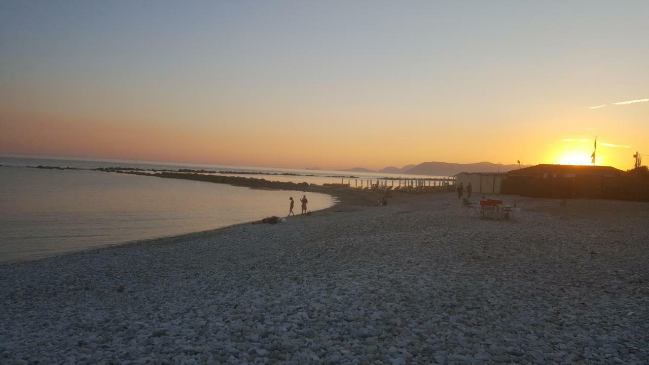 Sogno Vacanze Appartement Massa  Buitenkant foto